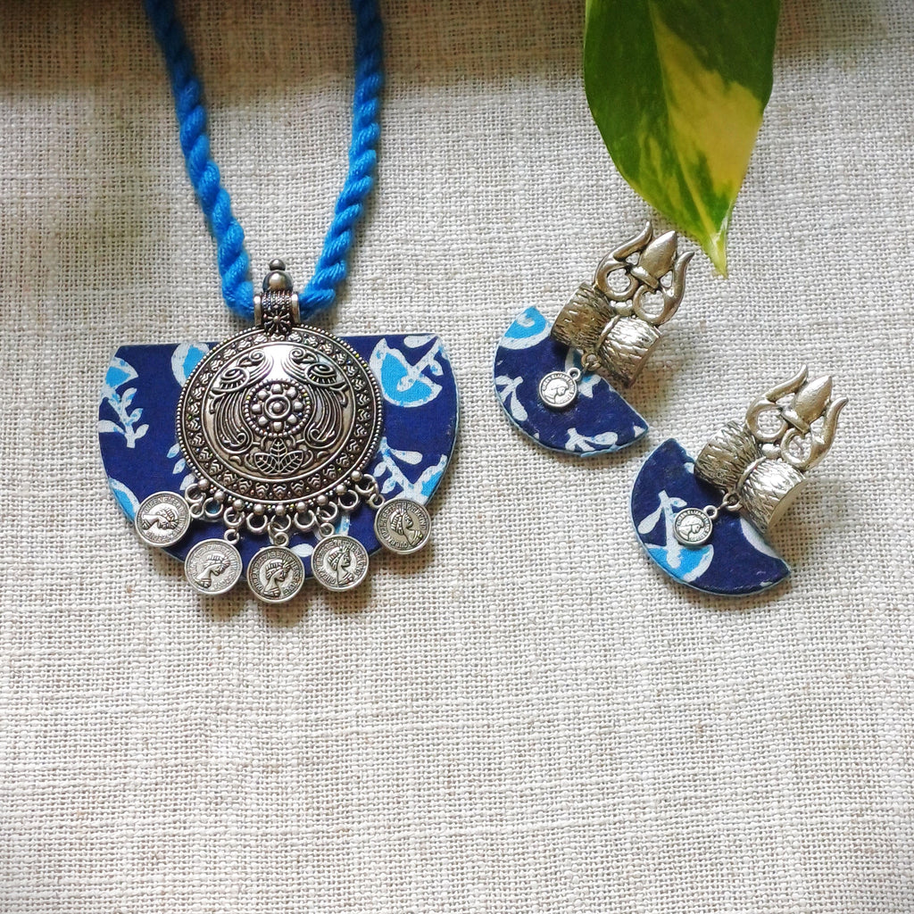 BLUE DORI PENDENT