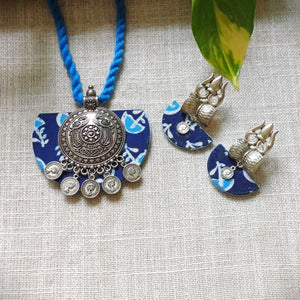 BLUE DORI PENDENT