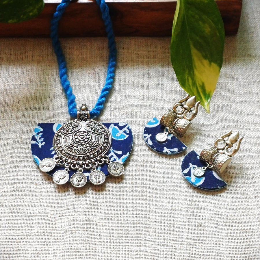 BLUE DORI PENDENT