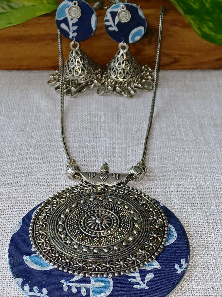 Blue chain pendent