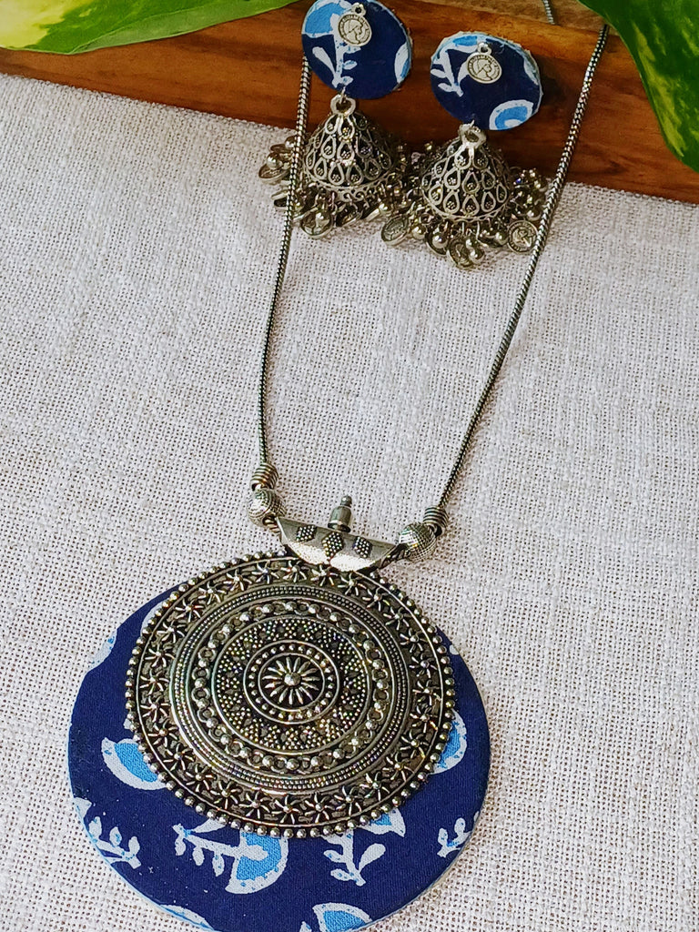Blue chain pendent