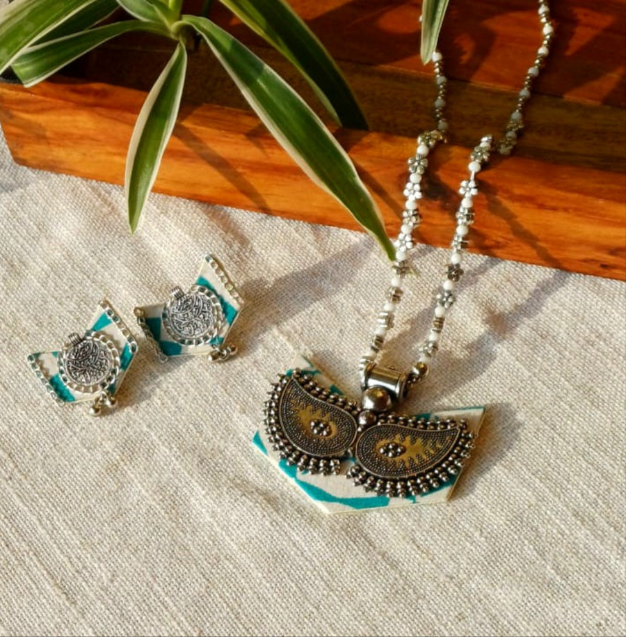 Leaf style pendent