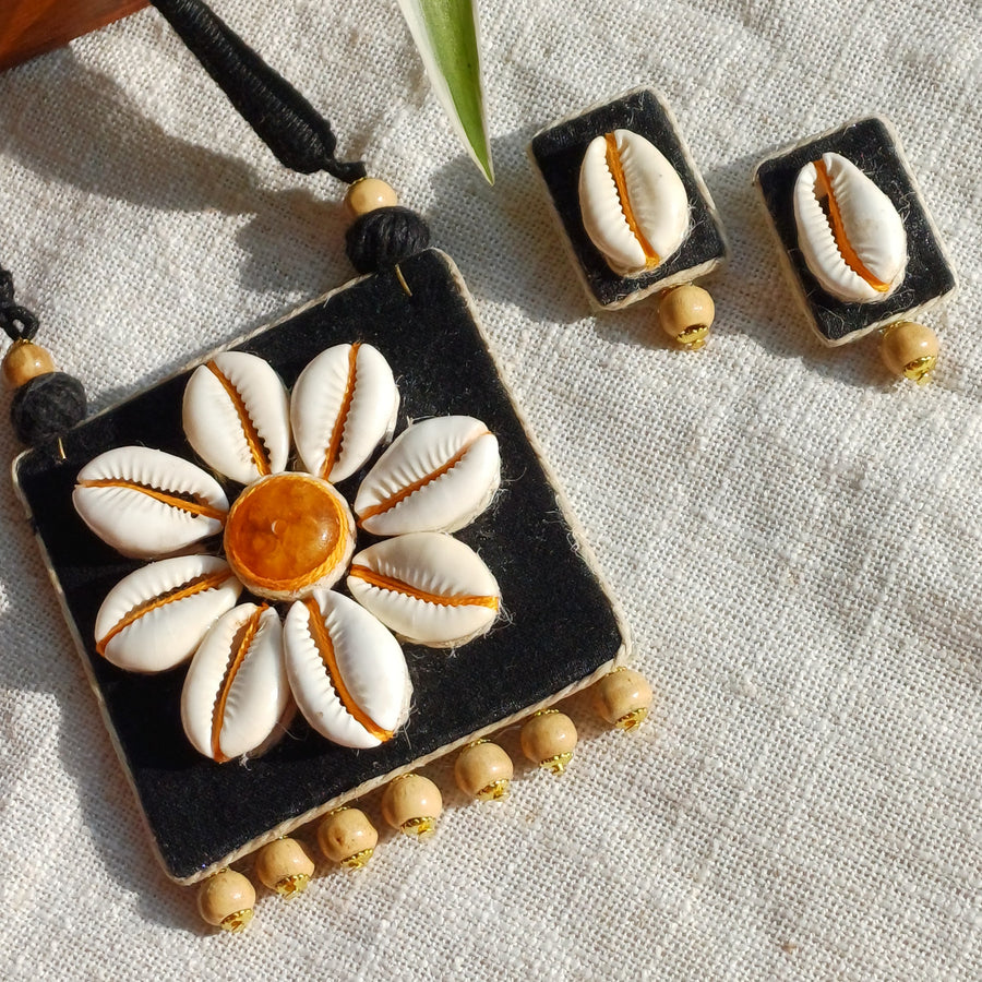 Shell pendent set